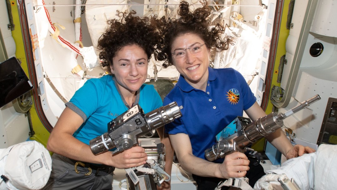 Les astronautes Jessica Meir i Christina Koch a la Estació Espacial Internacional. Font: NASA