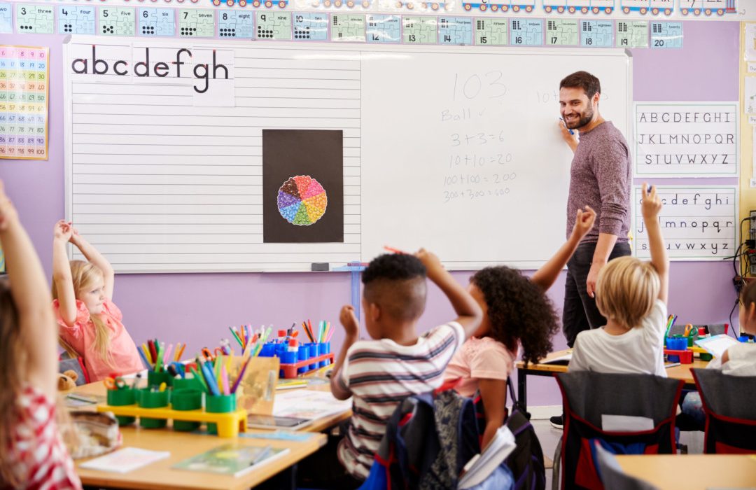 Empatitzar amb els interessos dels infants i connectar-los amb continguts curriculars és una de les claus de l'èxit del Design Thinking. | Getty Images